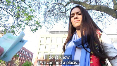 Русская красавица пробует секс с незнакомцем за деньги